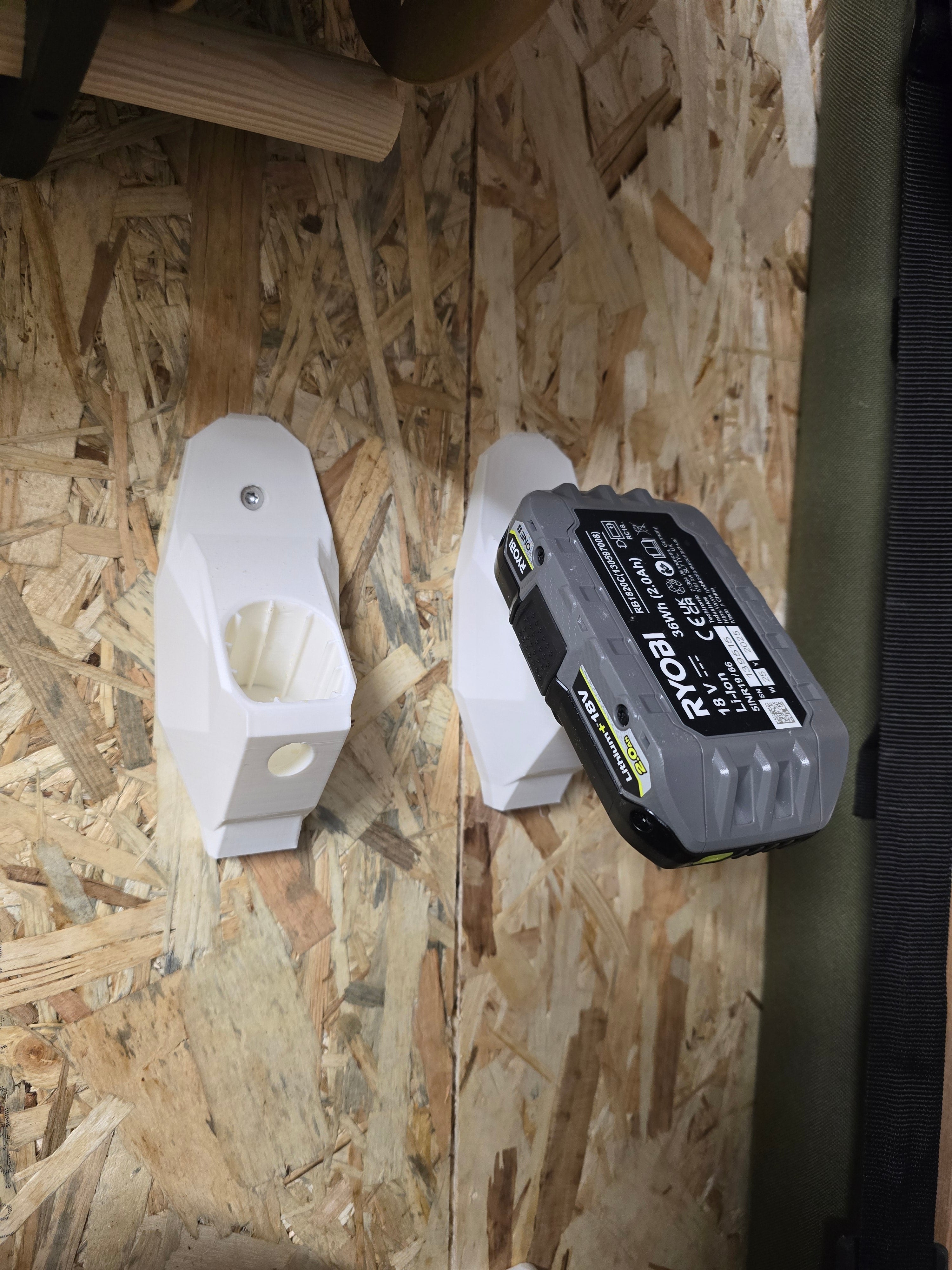 Ryobi One+ batteriholder